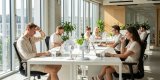 Sommerhitze im Büro: Wie Klimatisierung und flexible Arbeitszeiten die Produktivität sichern